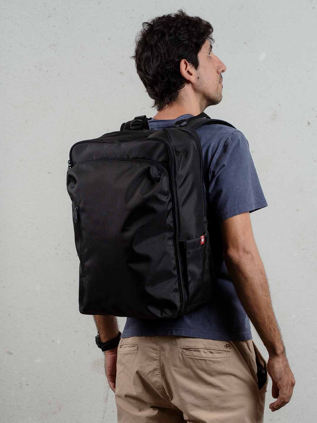 Hombre de espaldas usando morral de viaje Mont 35L