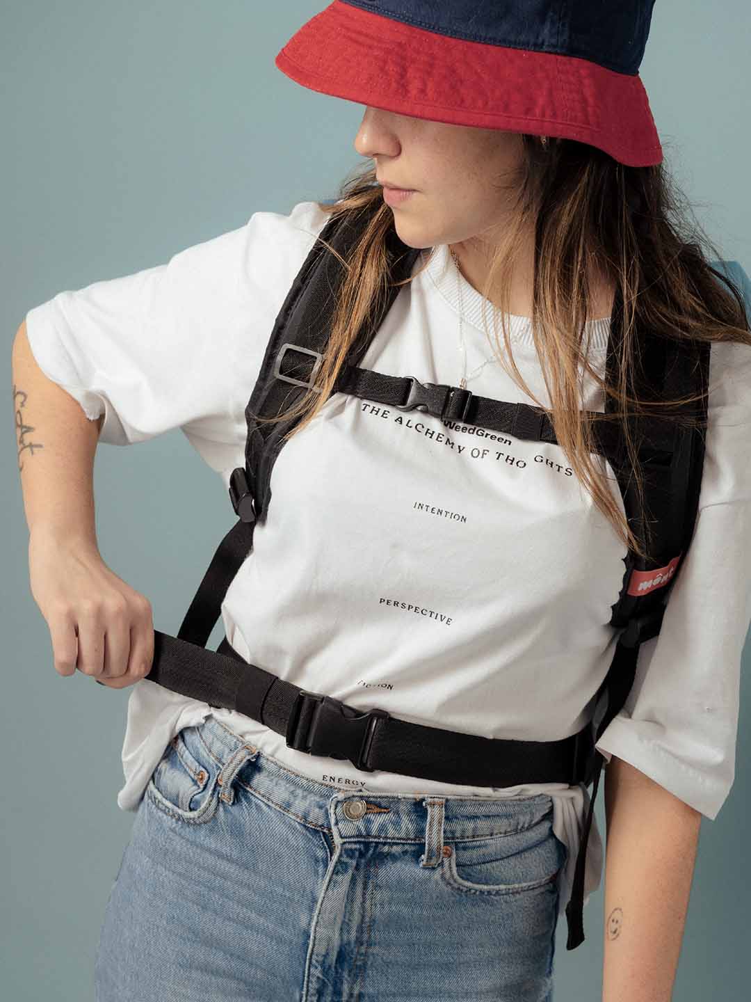 Mujer usando morral de viaje Mont 30L