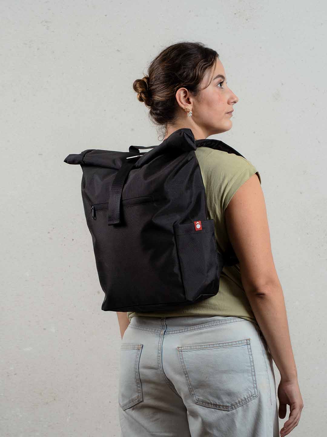 Mujer de espaldas usando Morral Rolltop Mont 20L