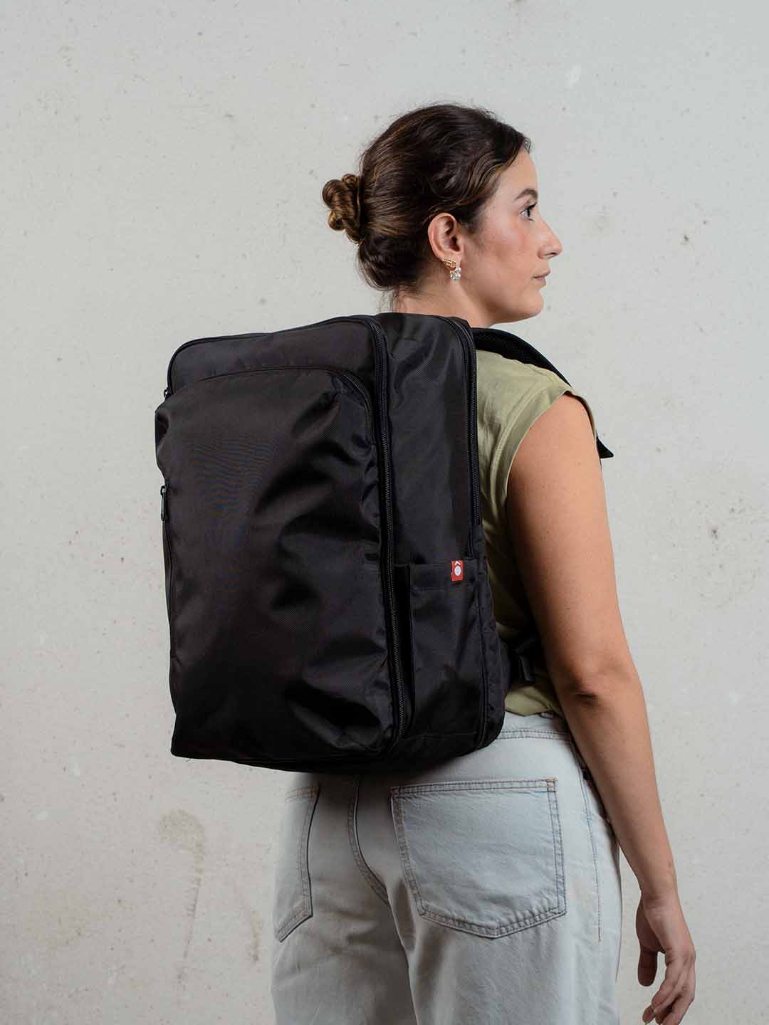 Mujer de espaldas usando morral de viaje Mont 35L