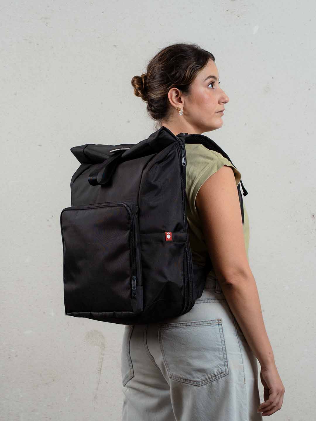 Mujer de espaldas usando morral rolltop Mont 30 litros