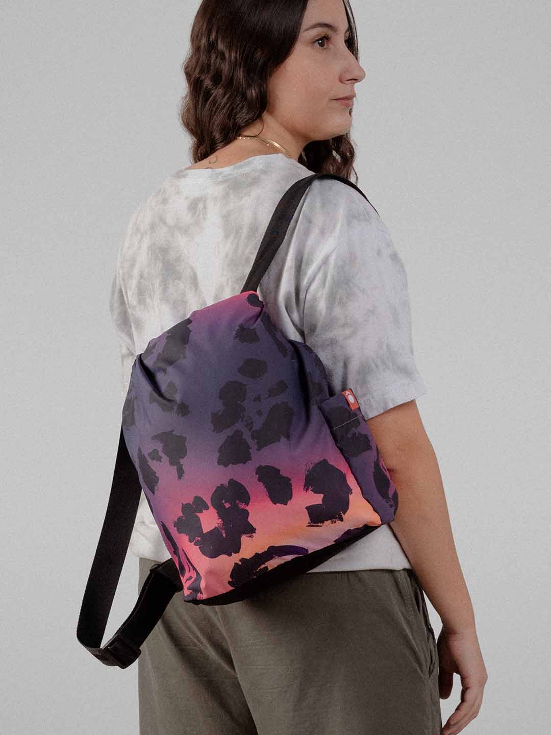 Mujer usando Tula Ligera Enrollable Mont